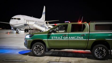 Zarty obroni na lotnisku