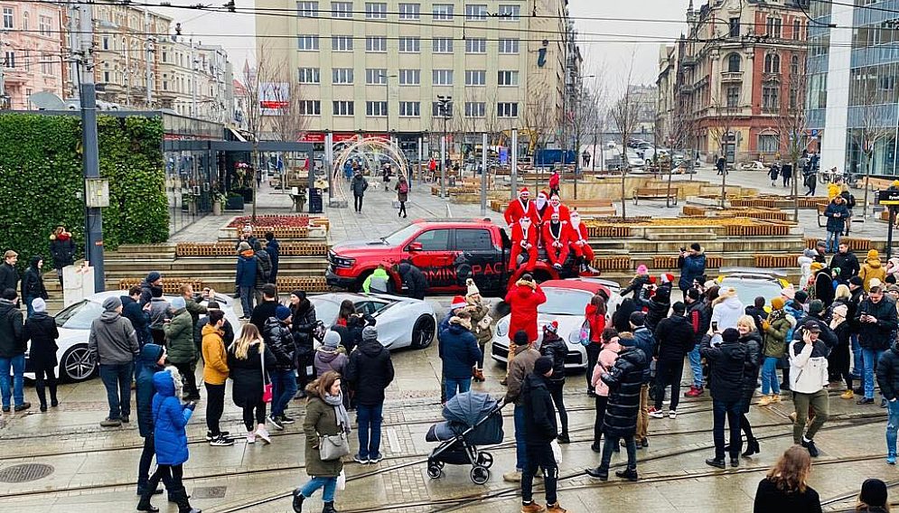 orszak mikołaja w sportowych samochodach