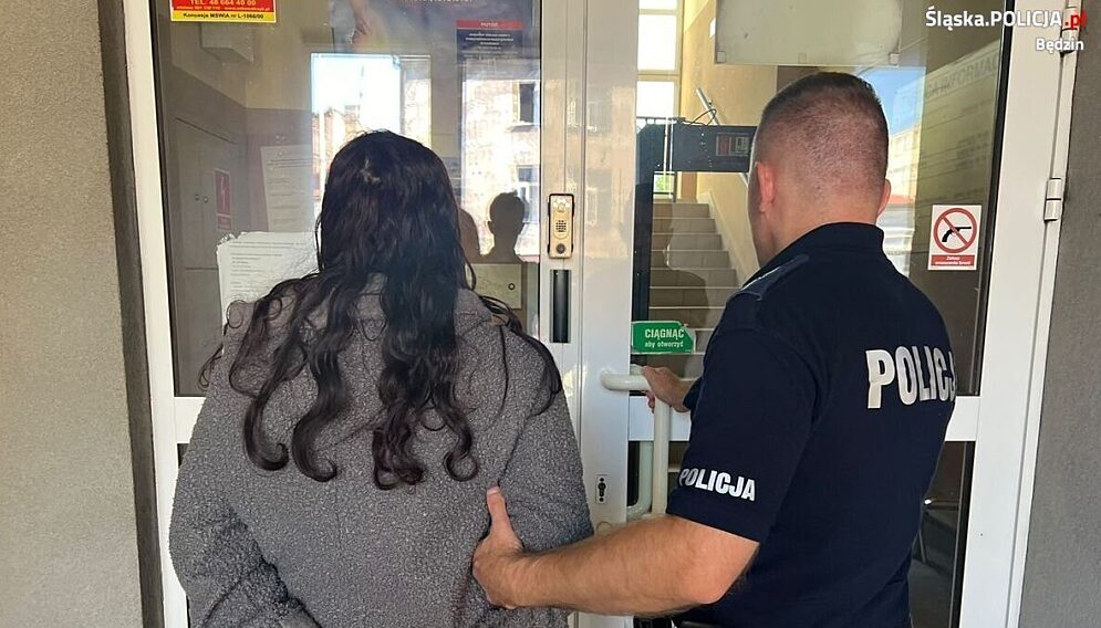 zrzucila ze schodow kolezanke