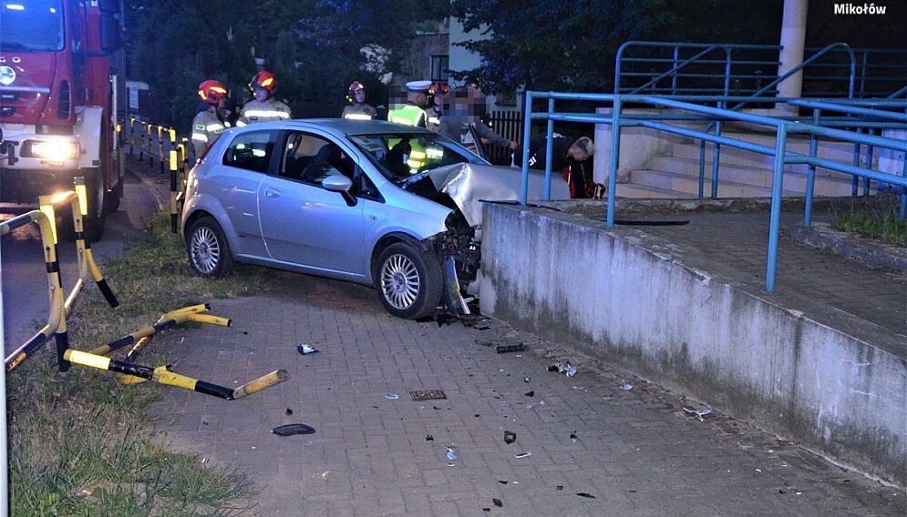 kierowca wjechał w budynek poczty