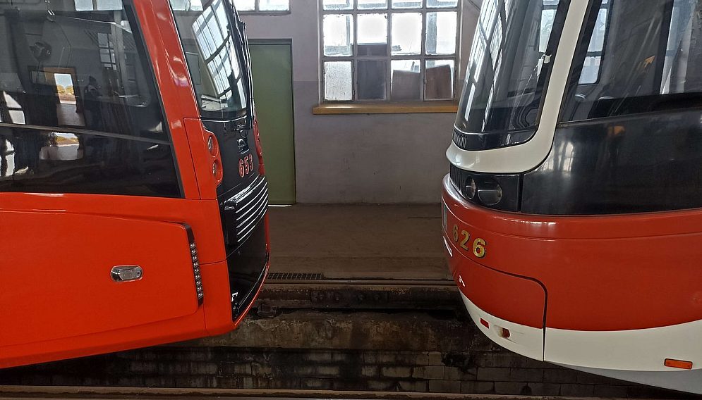 57133