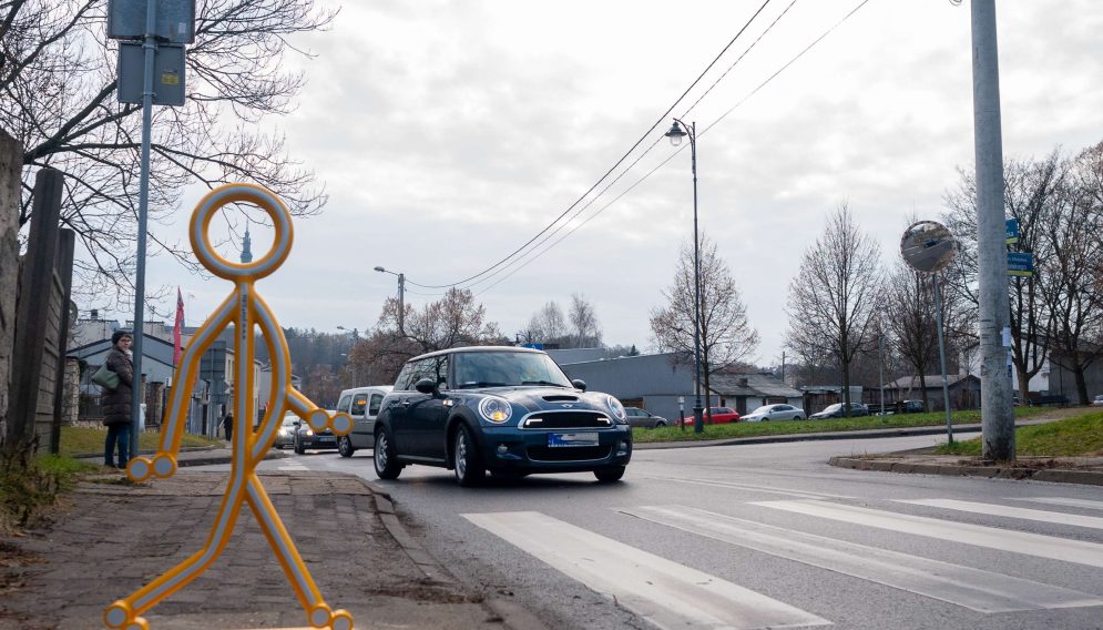 odblaskowe postacie na przejściach dla pieszych