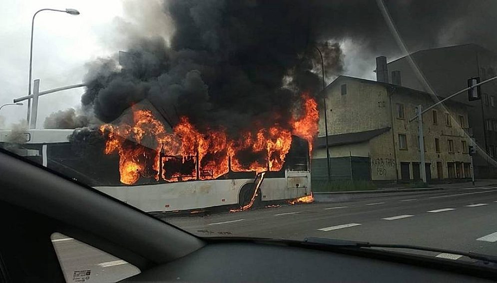 Autobus płonący
