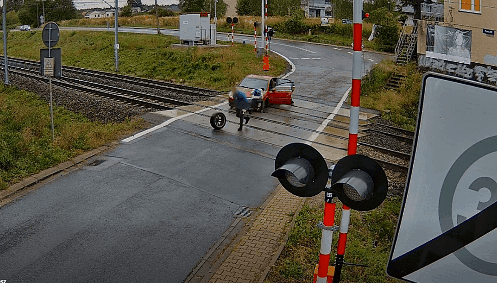 samochód utknął na przejeździe kolejowym