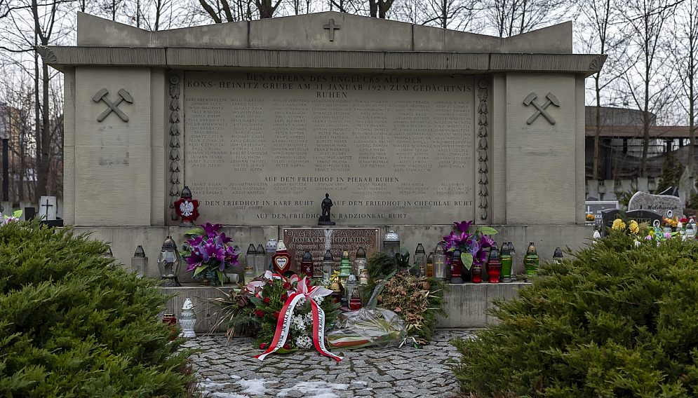 Obelisk na cmentarzu przy ul. Staffa, gdzie pochowanych jest 122 ofiar tragicznego wybuchu pyłu węglowego w KWK Rozbark