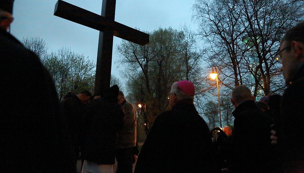 Foto Droga Krzyzowa ulicami Katowic podpis Biuro Prasowe Archidiecezji Katowickiej