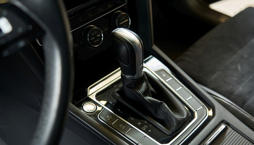 Jakie są zalety posiadania samochodu z automatyczną skrzynią biegów w mieście