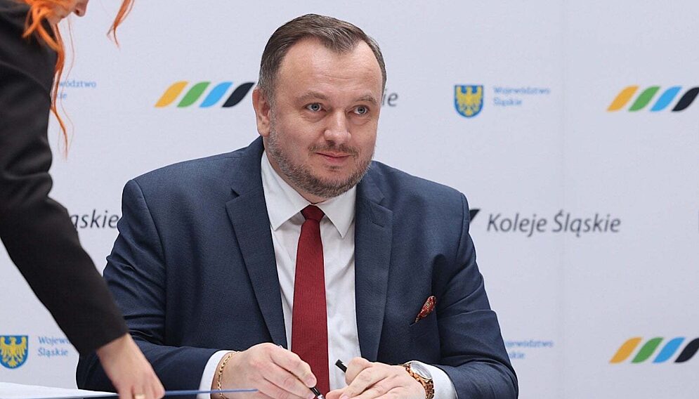 Jakub Chełstowski z odznaką Zasłużony dla kolejnictwa