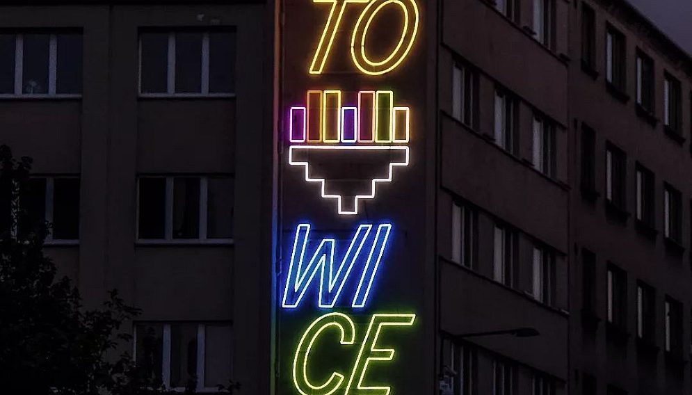 Nowy neon na budynku Rynek 13 fot A Adamska