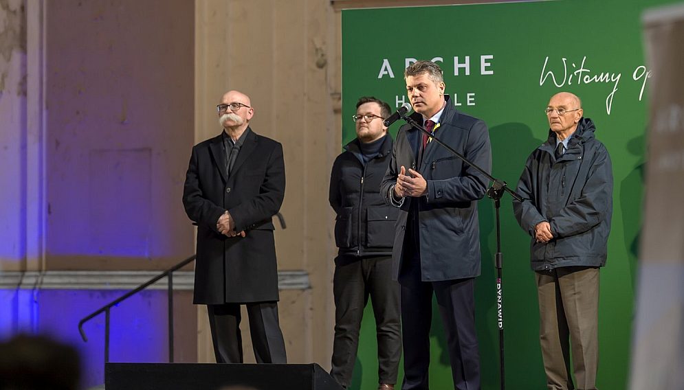 Od lewej prezes Grupy Arche Wladyslaw Grochowski glo wny architekt Grupy Arche Piotr Grochowski prezydent Bytomia Mariusz Wolosz i Edward Nowak byly pracownik EC Szombierki