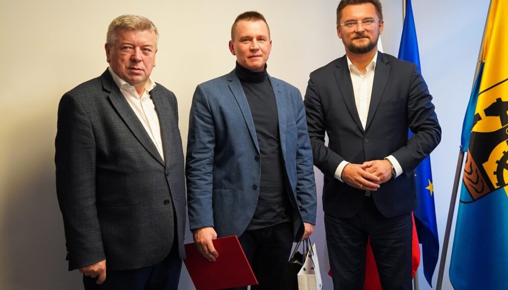 Pan Sebastian kierowca PKM Katowice kilka tygodni temu udzielil pomocy 1 5 rocznej dziewczynce Fot KAW