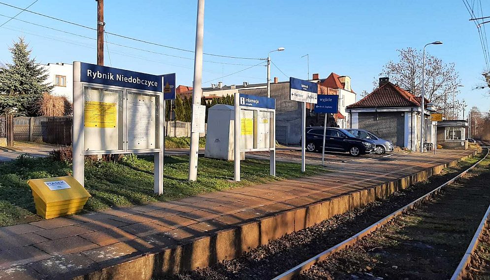Peron w Rybniku Niedobczycach widac tor i tablice informacyjne fot Krzysztof Podgorny