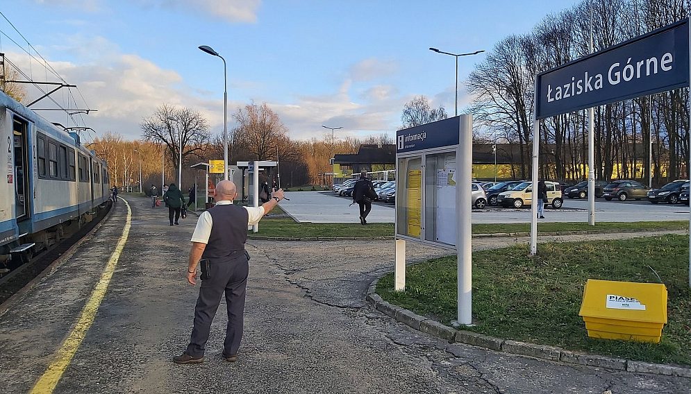 Przystanek Laziska Gorne pociag przy peronie tablica informacyjna i z nazwa przystanku fot Katarzyna Glowacka