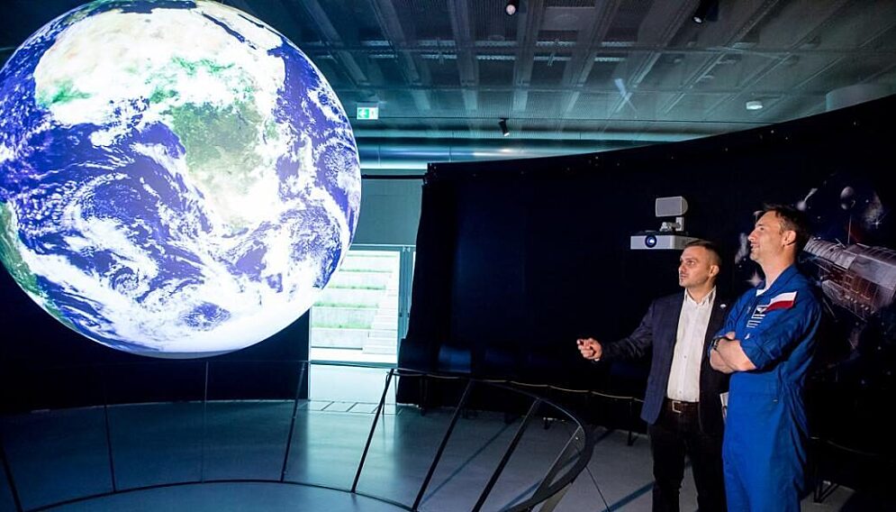 Sławosz Uznański Wiśniewski w planetarium