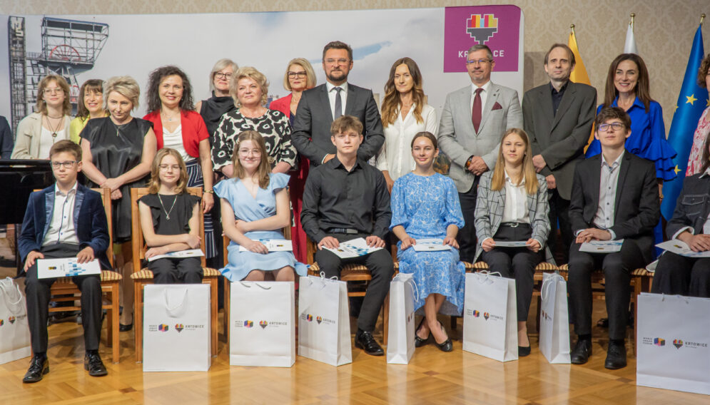 Tegoroczni laureaci z opiekunami i prezydentem Katowic fot Kamil Kalkowski