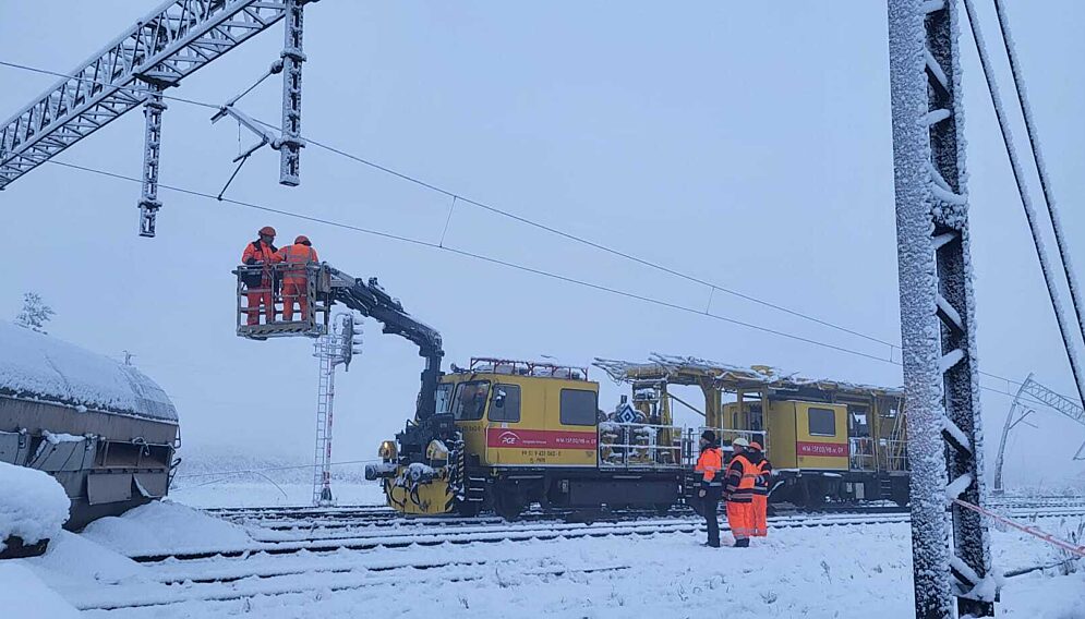 Udrażnianie torów w Kuźni Raciborskiej w nocy fot Mariusz Lach 1
