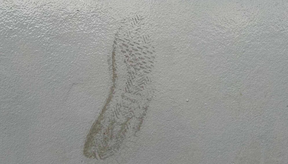 Wandale Zblizenie na odcisk buta na scianie przejscia podziemnego foto MZD