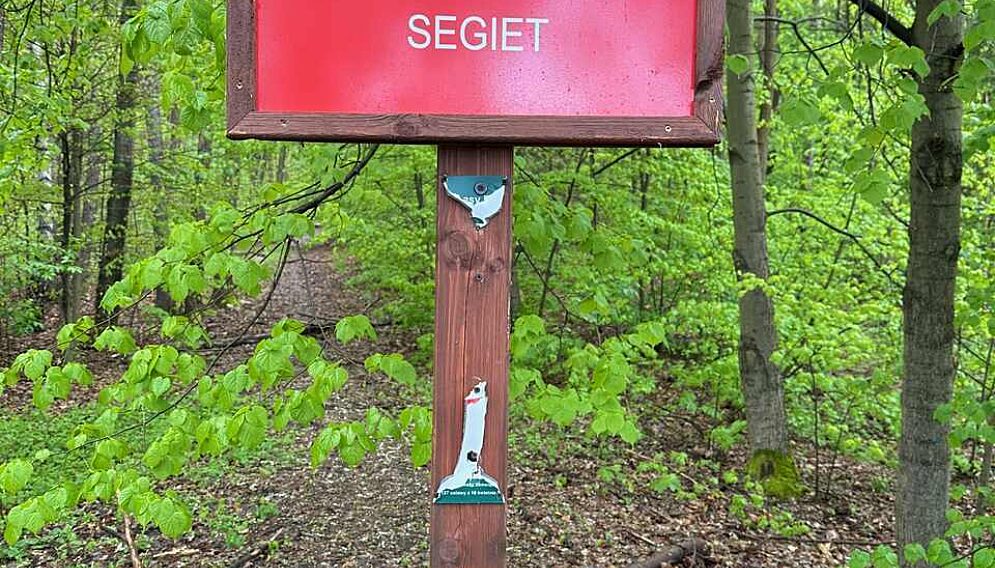 Zniszczona tablica informująca o zakazie ruchu