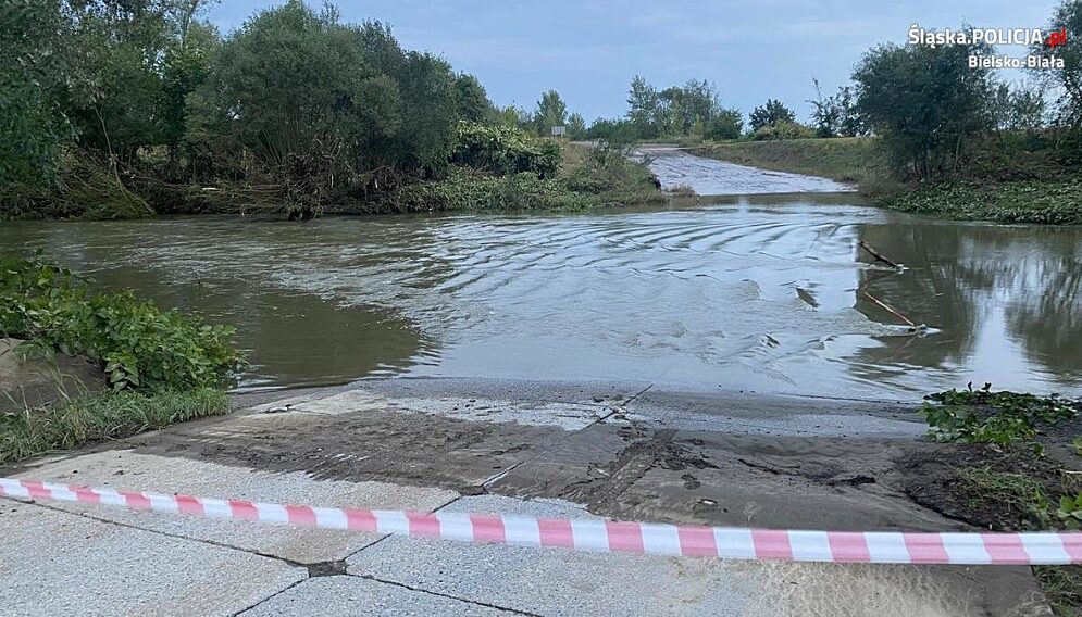 Auto porwane przez rzeke