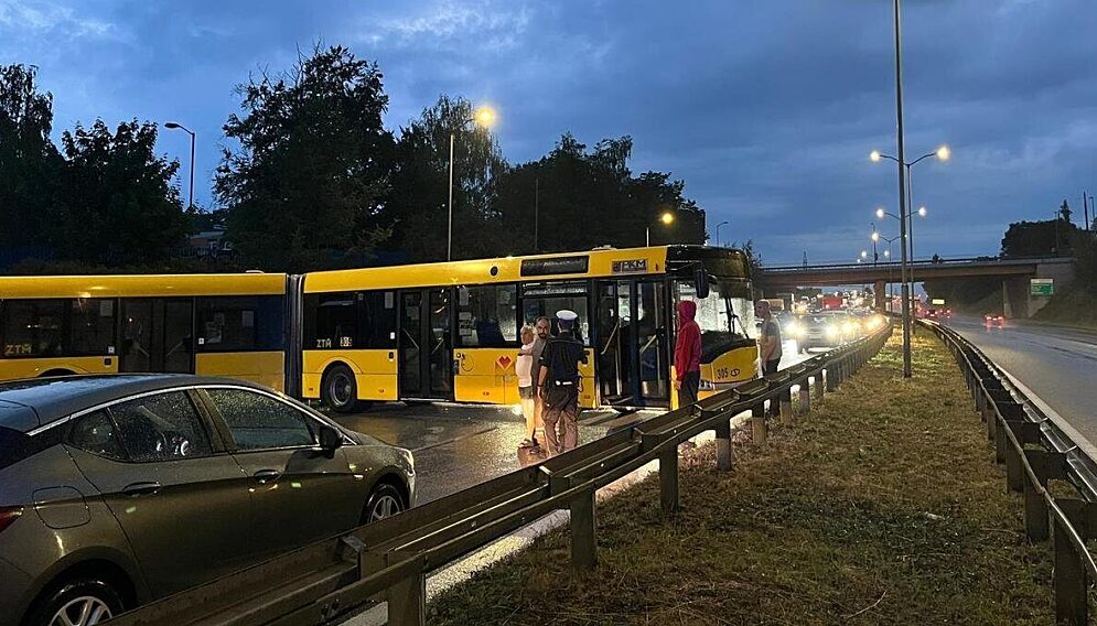 Autobus wjechal pod prad chorzow