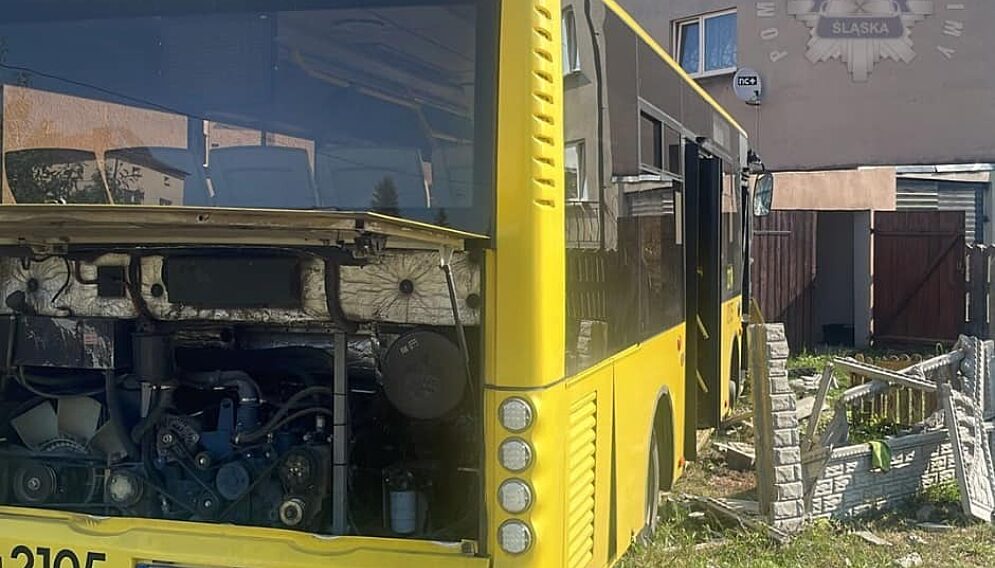 Autobus wjechal w dom