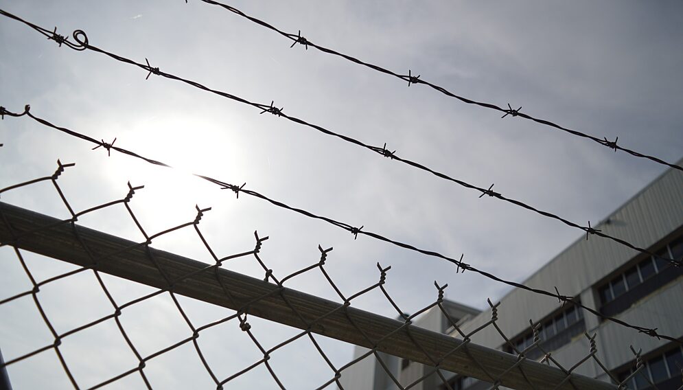 Barbed wire gb09101742 1920