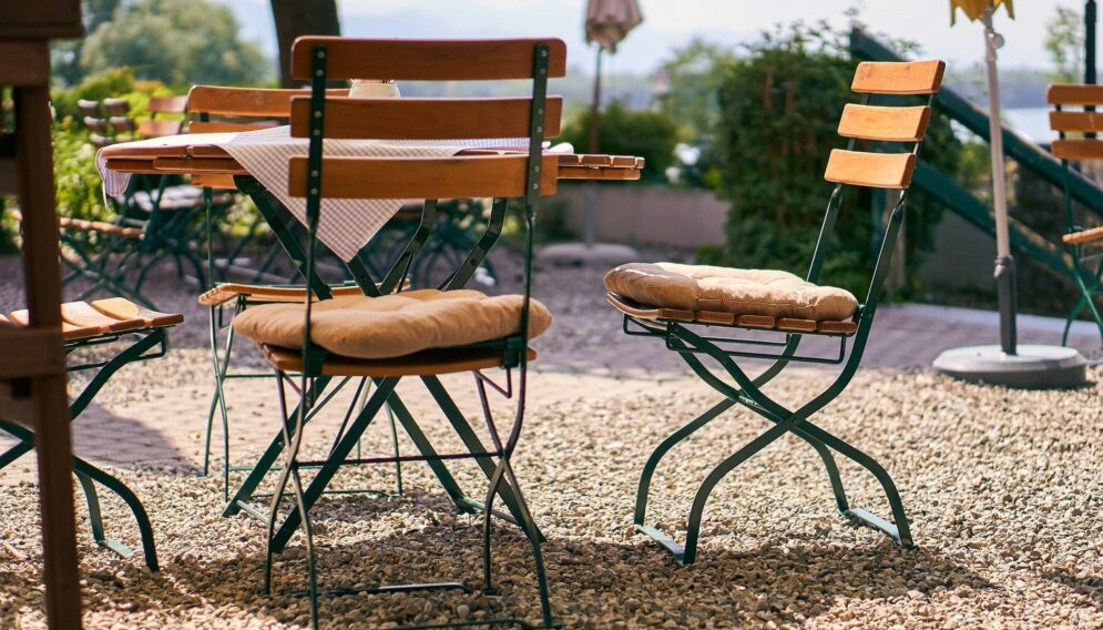 Beer garden 4465321 1920 02