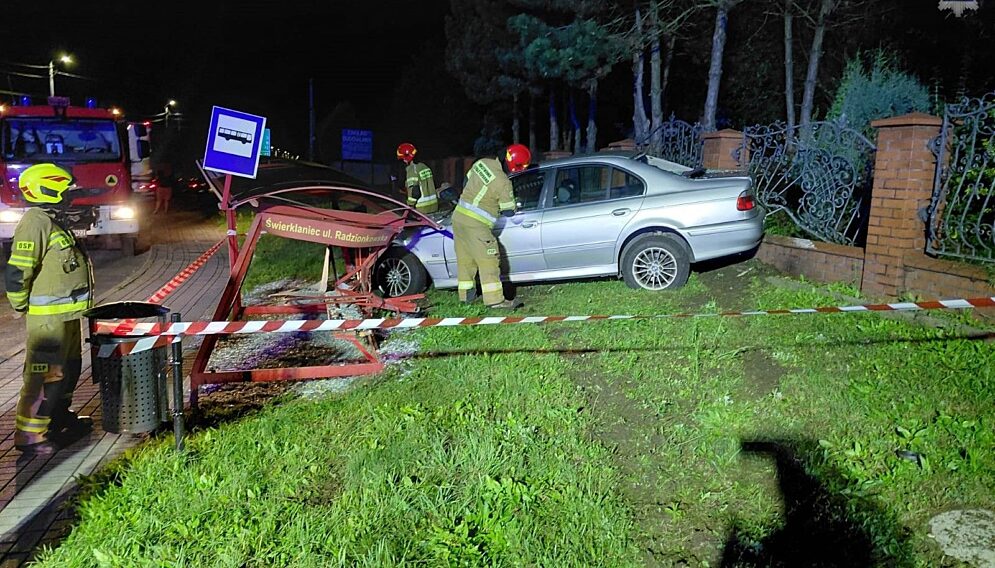 Bmw wjechało w przystanek
