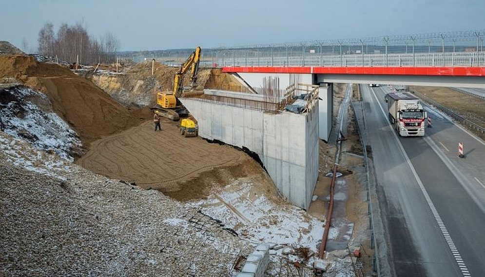 Csm budowa wiaduktu nad a1 pod powstajaca konstrukcja obiektu prowadzony jest ruch samochodowy fot szymon grochowski 22c5ffd286 627500fdb916c1 36663571 jpg