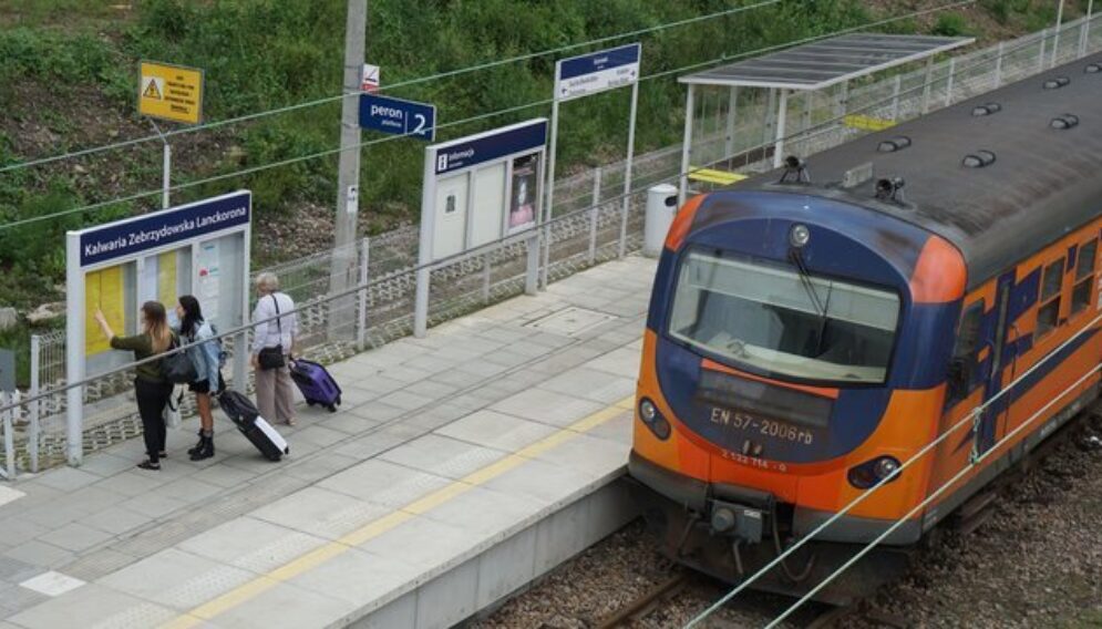 Csm Stacja Kalwaria Zebrzydowska Lanckorona przy peronie stoi pociag podrozni sprawdzaja informacje na rozkladzie fot Blazej Mstowski 57aa91dc41