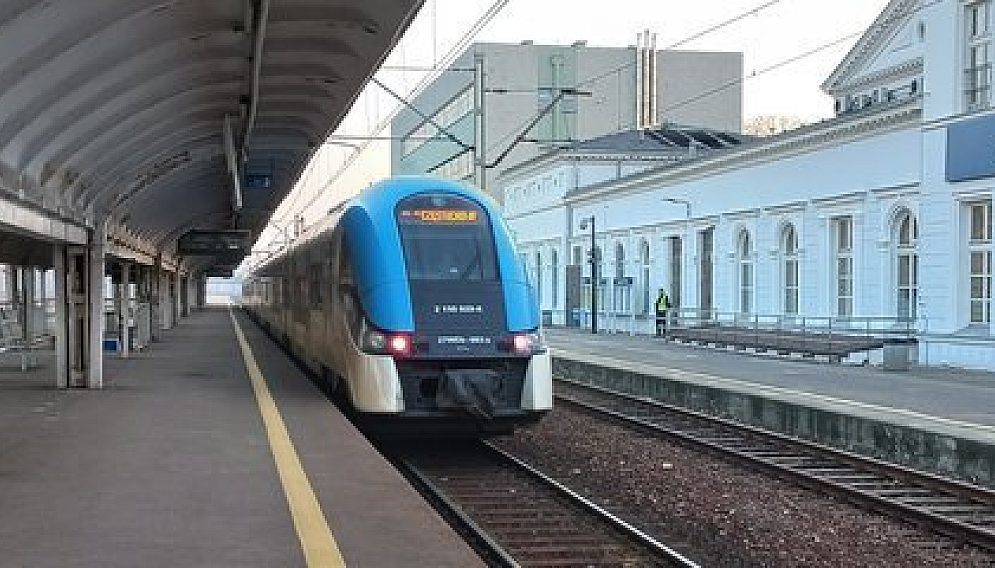 Csm Stacja Sosnowiec pociag przy peronie podrozna pod wiata widac budynek bc58aa5227