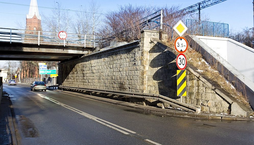 Csm Wiadukt nad ul Lwowska Katowice pod wiaduktem samochod znaki drogowe fot Szymon Grochowski 0ea6343bb2