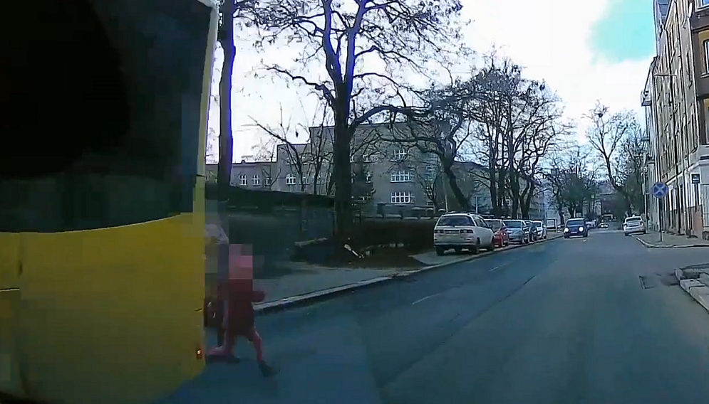 Dzieci wbiegaja wprost pod kola