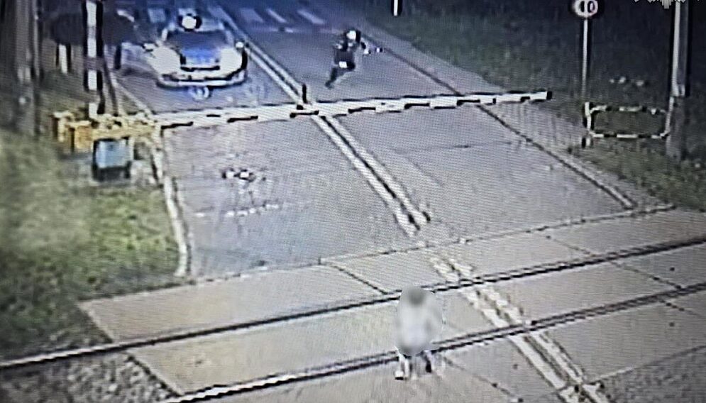 Dziecko na przejezdzie kolejowym