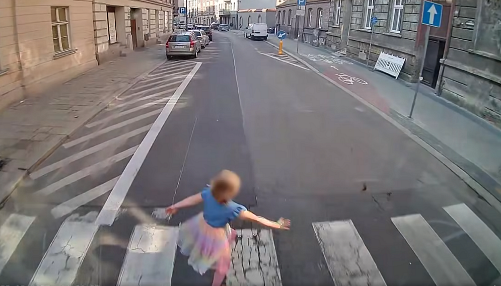 Dziecko wbiegło pod autobus