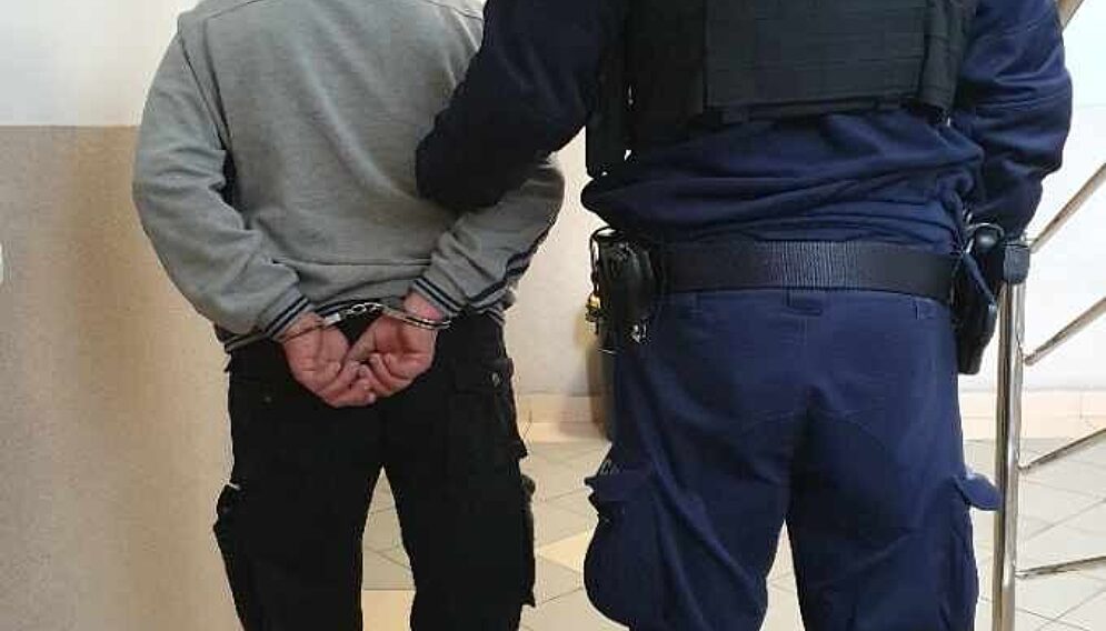 Grozil atrapą broni