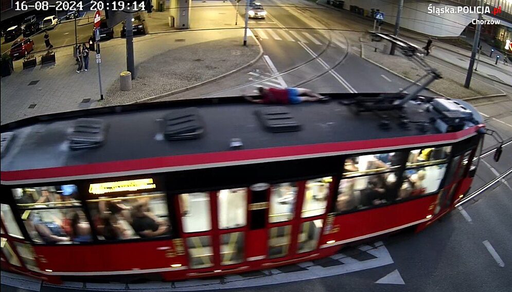 Jechal na dachu tramwaju