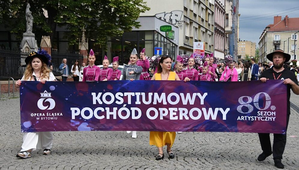 Kostiumowy pochod operowy