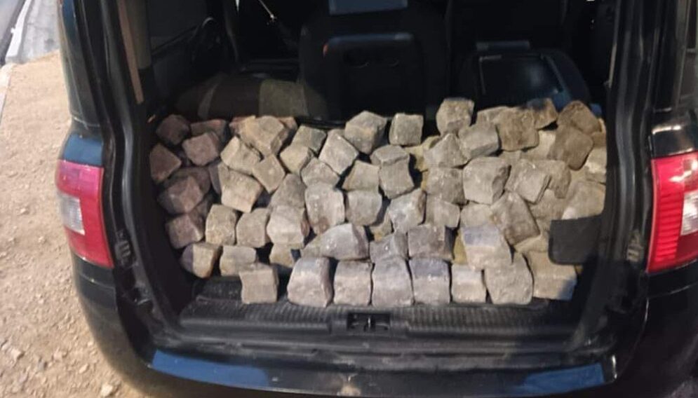 Kradziez kostki brukowej z ronda