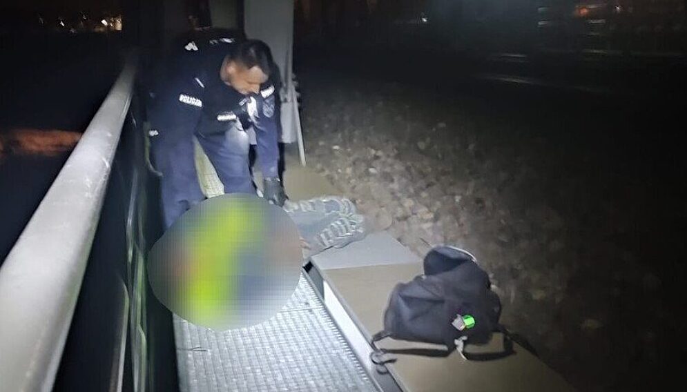 Mezczyzna lezal na torowisku