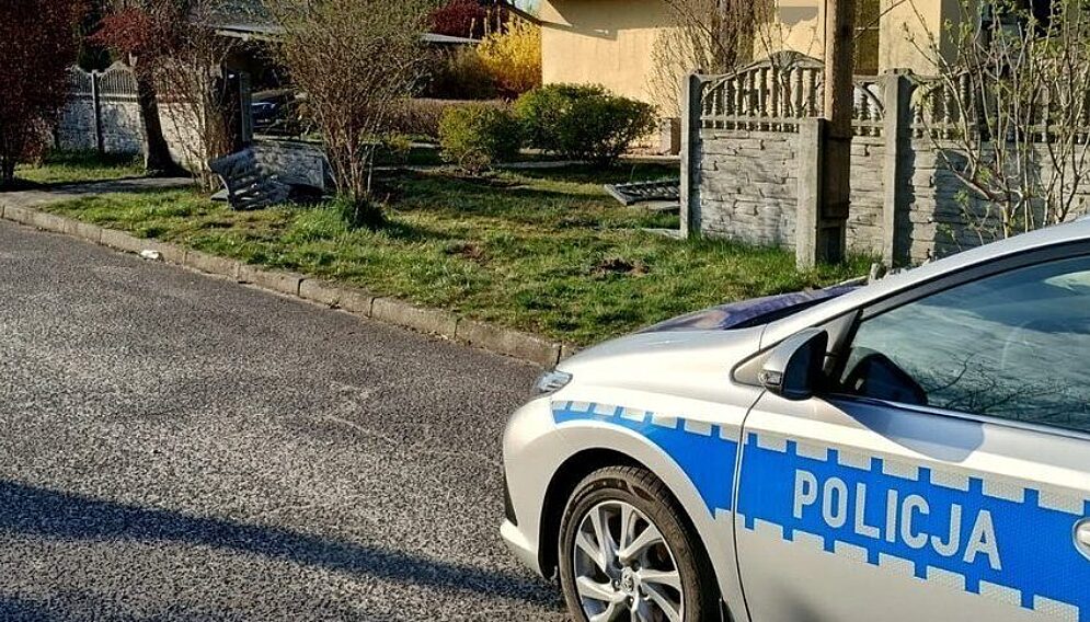 Pijany nastolatek wjechal w ogrodzenie