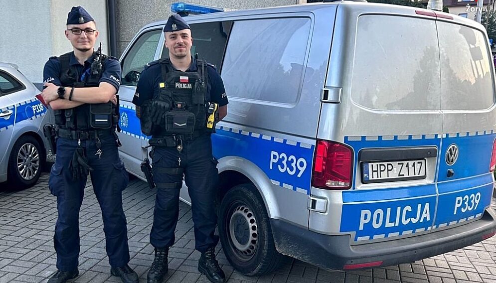 Policjanci uratowali mezczyzne z pozaru