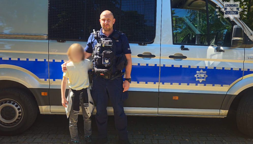 Policjant uratowal tonace dziecko