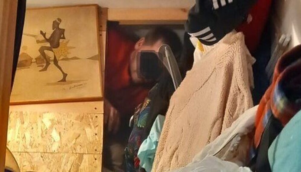 Poszukiwany schowal sie pod ubraniami