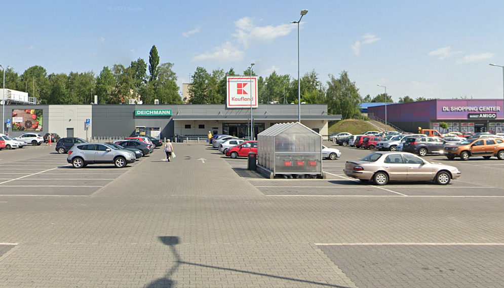 Potrącenie na parkingu sklepowym