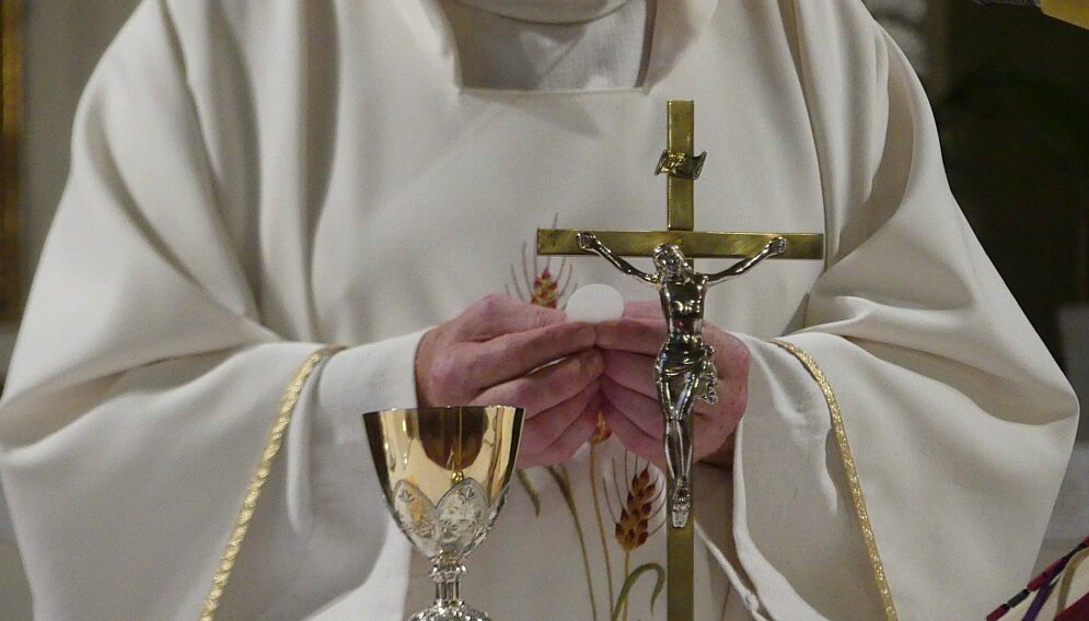 Priest 3621038 1920 01