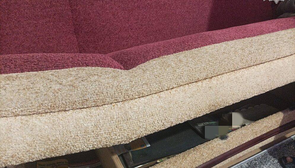 Przed policja ukryla sie w wersalce