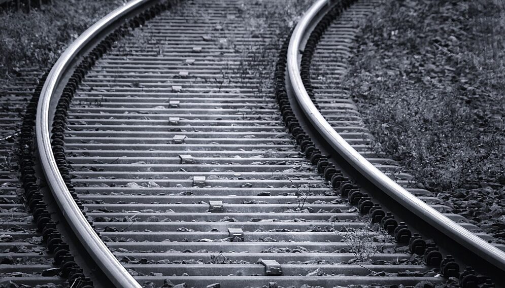 Railway tracks 3703349 1920 1