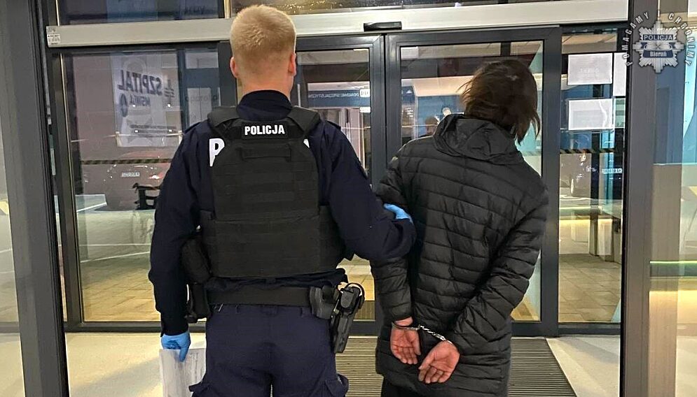 Rzucal kamieniami w budynek strazy