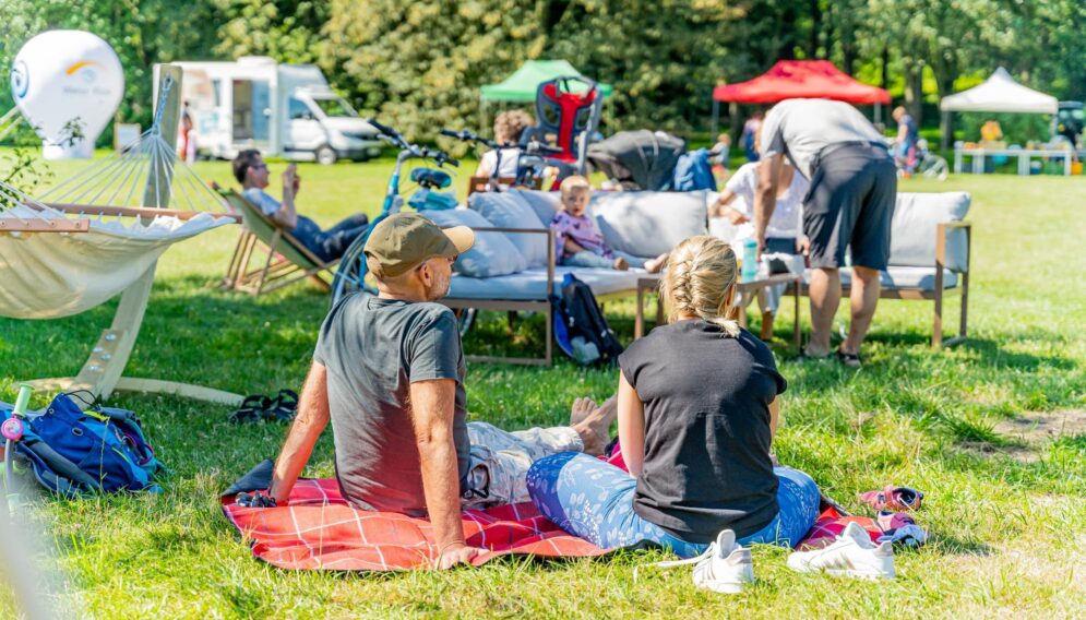 Sniadanie na trawie w parku slaskim